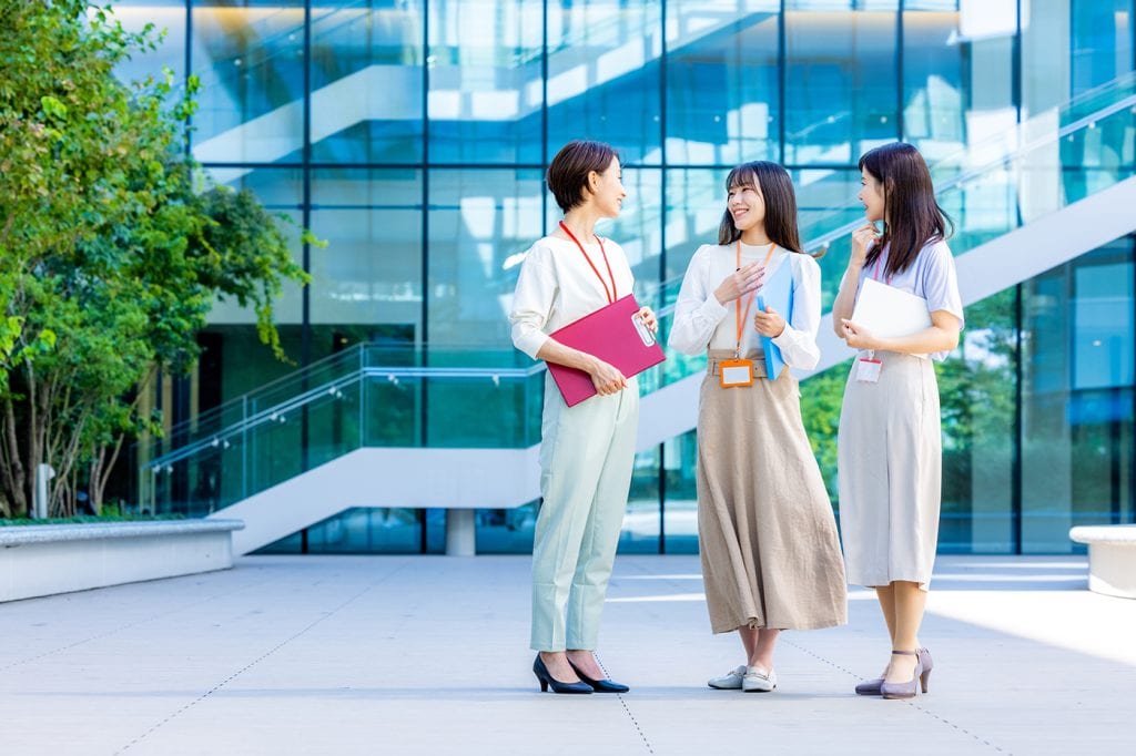 クールビズ服装 レディース 夏 スーツ ジャケット なし 失敗しない 女性クールビズスーツの基本マナーとおしゃれな着こなし術 レディース オーダースーツ
