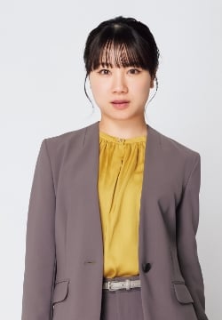 石田 亜佑美さん スーツ