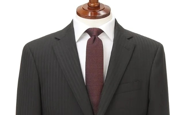 ネクタイの結び目が目立つ