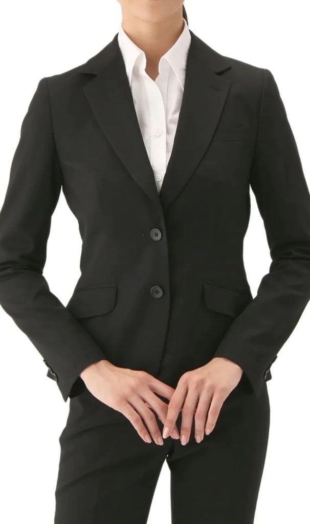 女性用スーツのボタンの留め方１