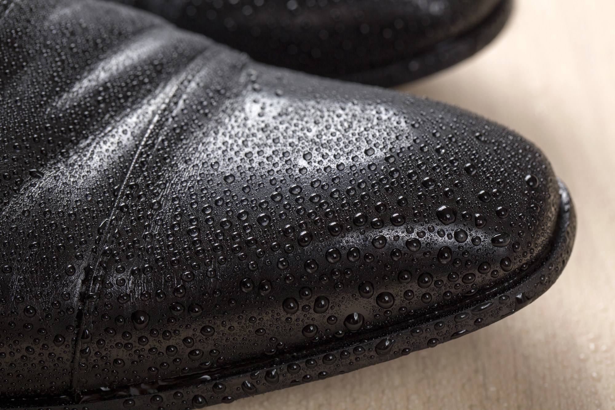 【雨の日ケア】革靴が濡れてしまったときの正しい乾かし方とは