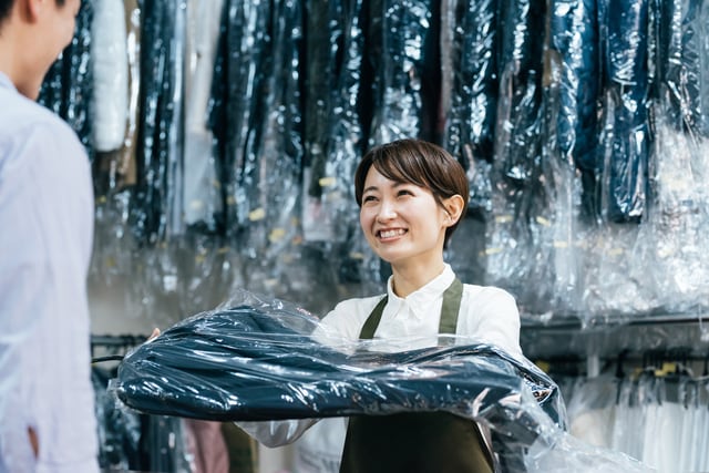 スーツを長持ちさせるためのクリーニング頻度・注意点について