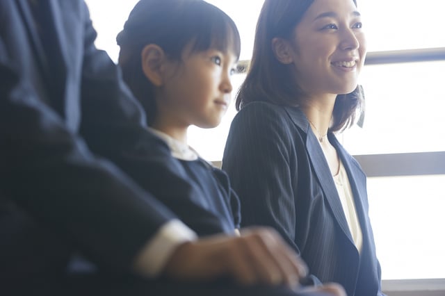 幼稚園や小学校のお受験に着ていくスーツはどう選ぶ？失敗しないために押さえておきたいポイント