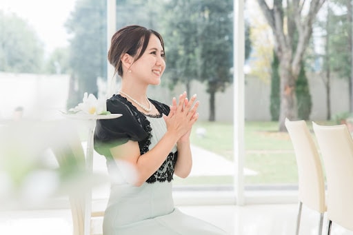【結婚式】女性ゲストの服装マナーを解説！トレンドや身だしなみのポイントも紹介