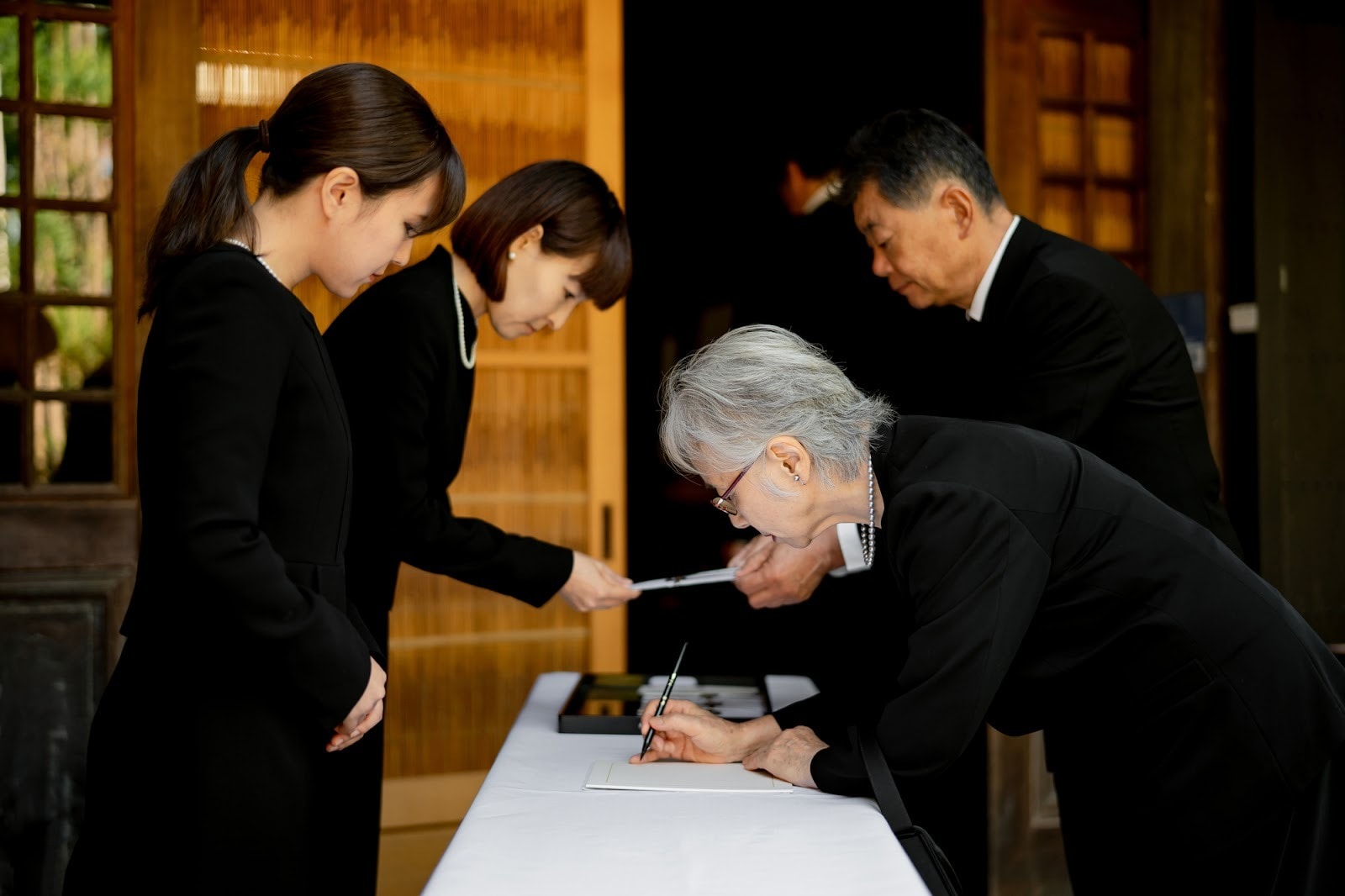 お通夜の服装マナーを解説｜女性・男性・子ども別のふさわしい装いを解説！