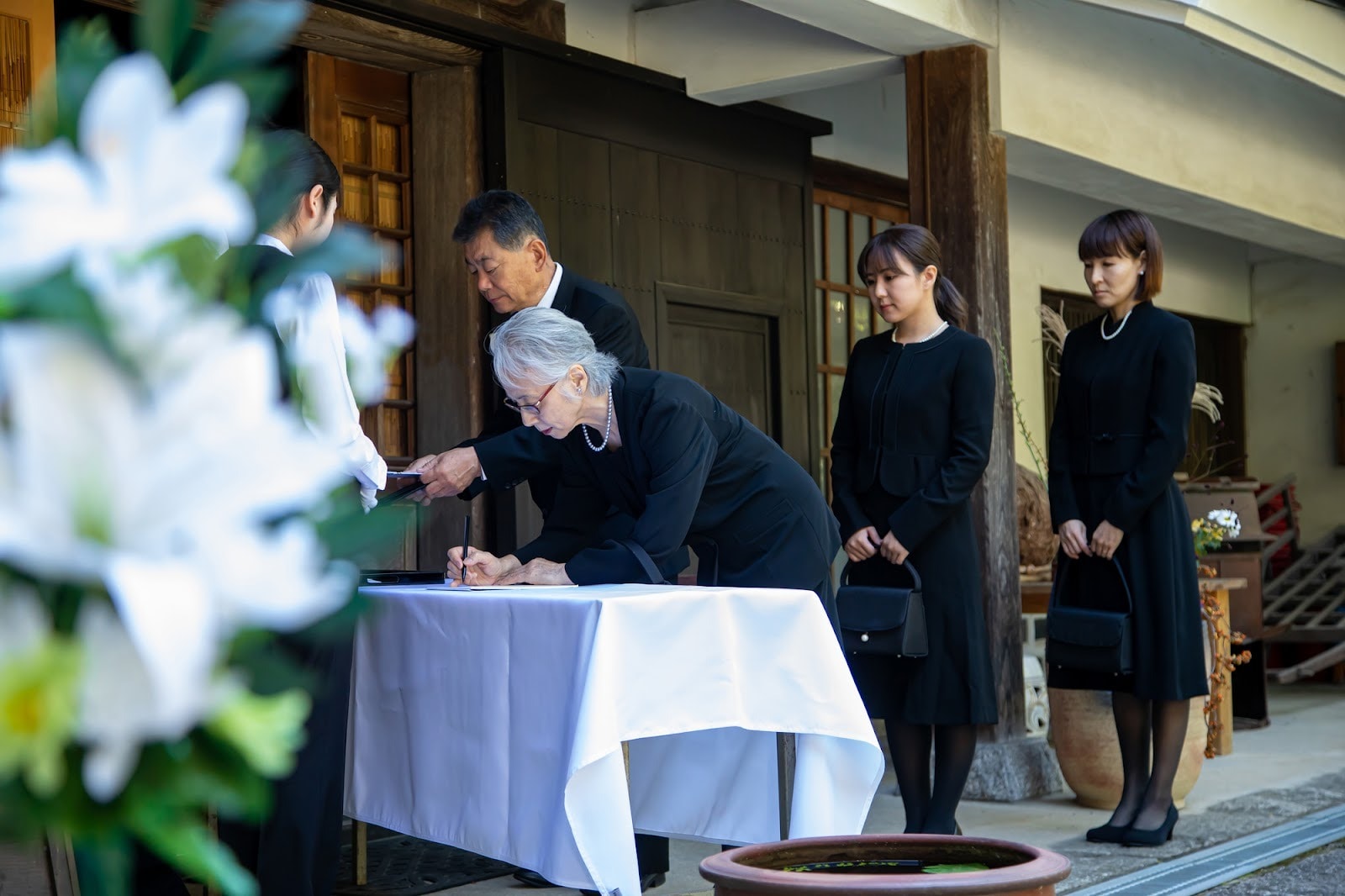 お葬式・告別式の服装マナー！女性・男性・学生別に分かりやすく解説