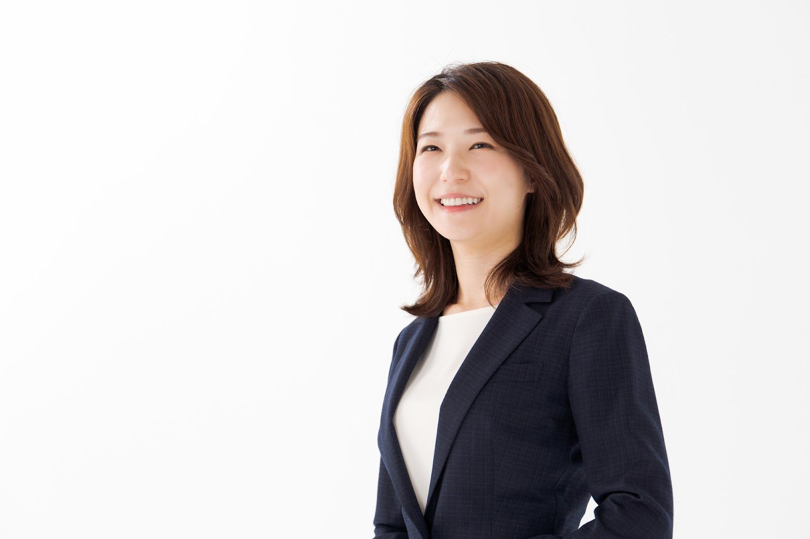 【2025】転職スーツの選び方ガイド｜女性が面接で好印象を与える装いとは