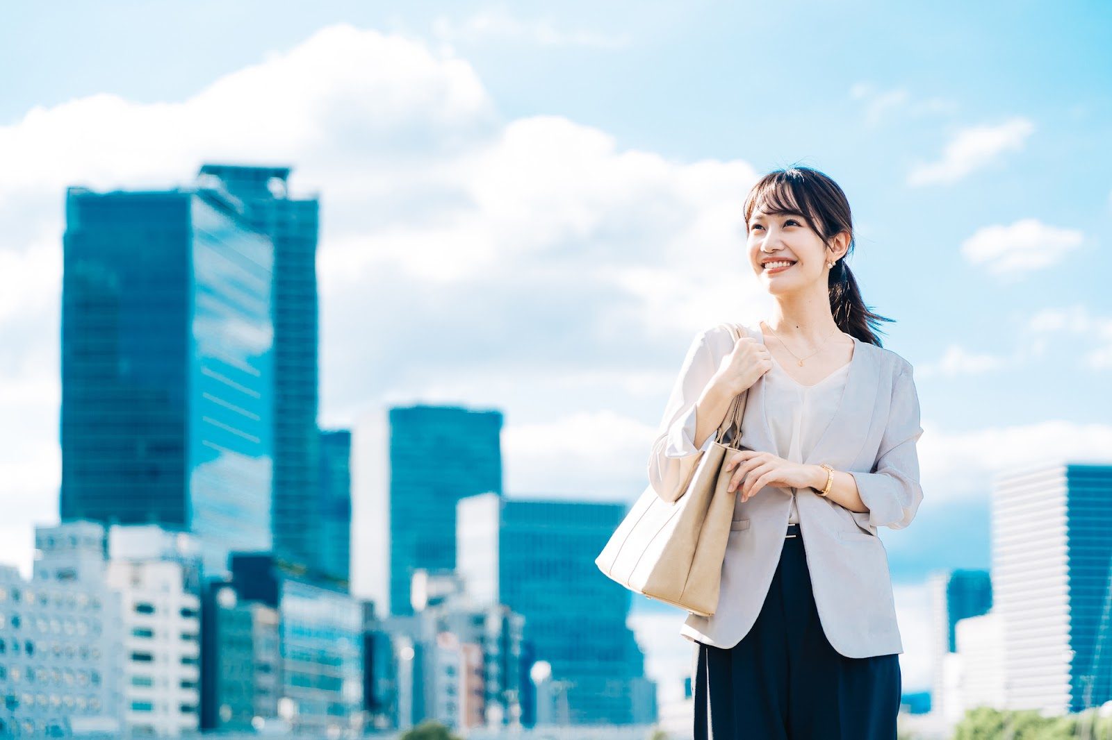 レディーススーツのボタンマナーは？種類や留め方を徹底解説！