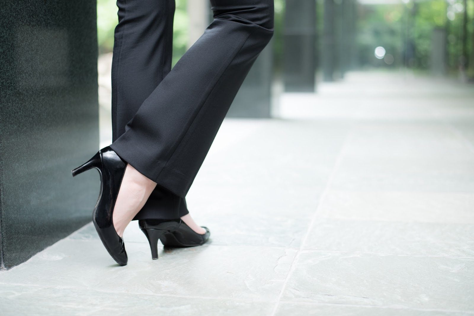 レディーススーツの裾長さはどうする？適切な長さや裾上げの種類を解説