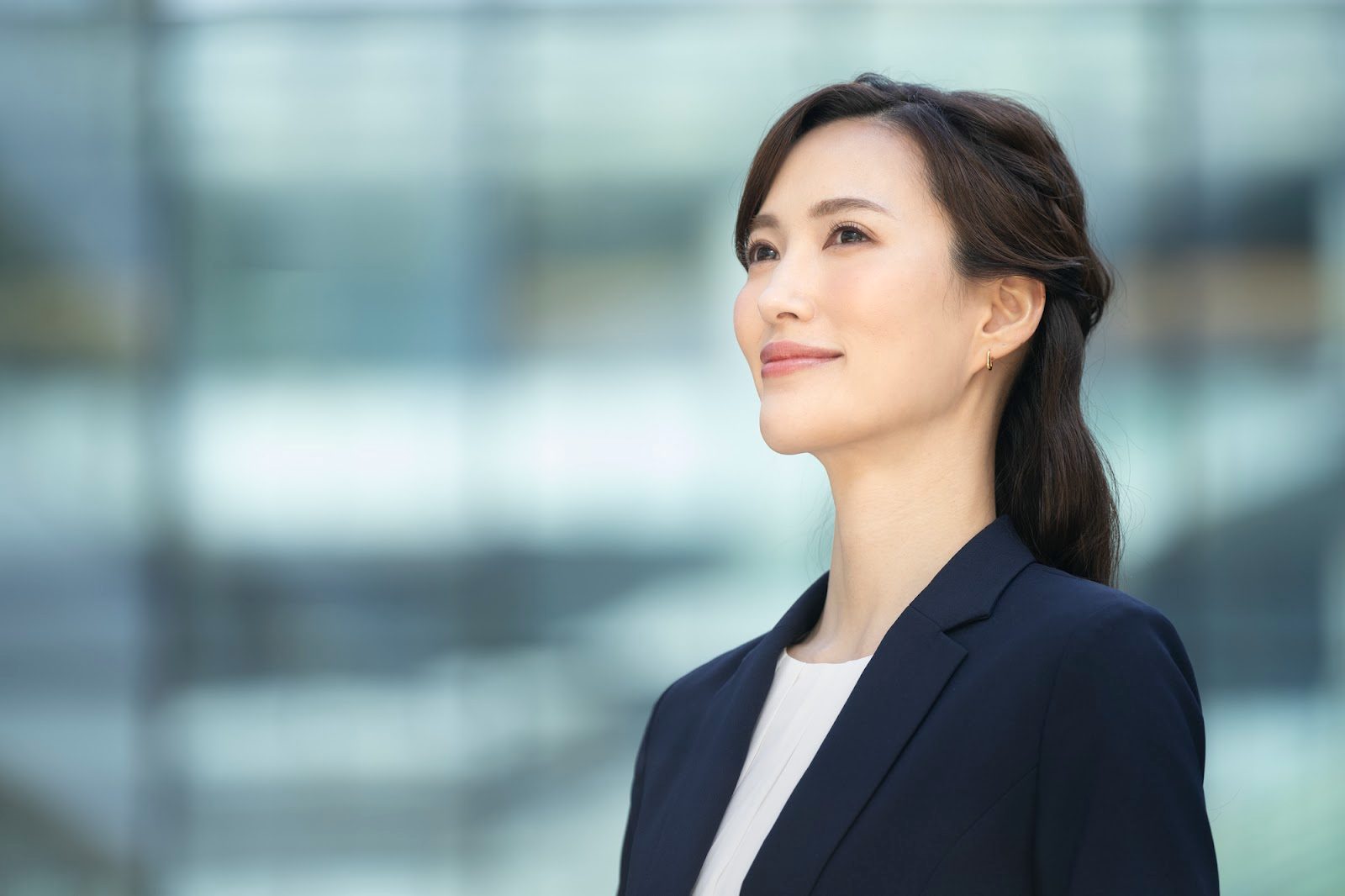 【レディース】ネイビースーツの魅力とは？選び方とお手本コーデ5選