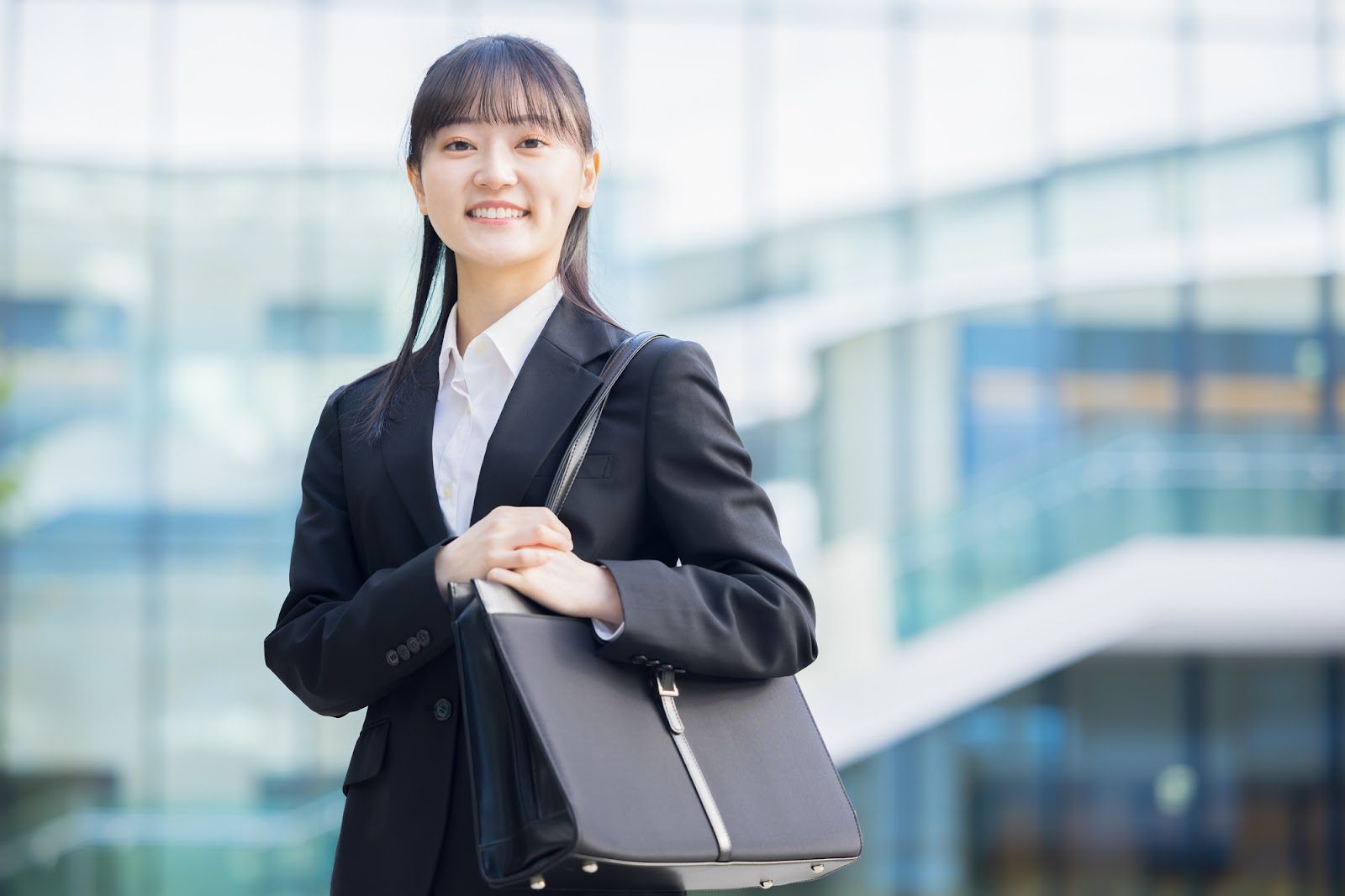 【レディース】リクルートスーツにブラウスを合わせてもいい？着こなしマナーを解説