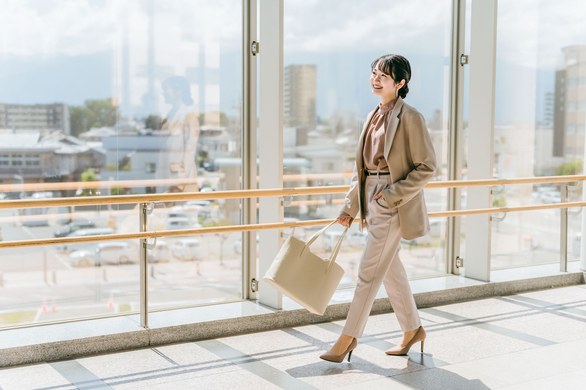 レディース（女性）｜パンツスーツのベルトマナーは？押さえたいポイントを徹底解説