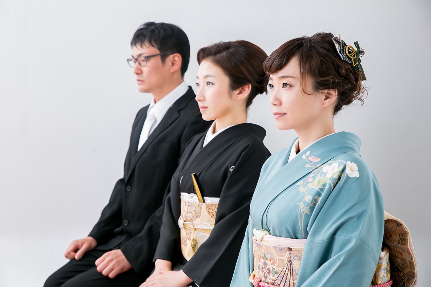 【50代向け】結婚式にお呼ばれされたときのドレスは？母親から友人まで立場別に解説