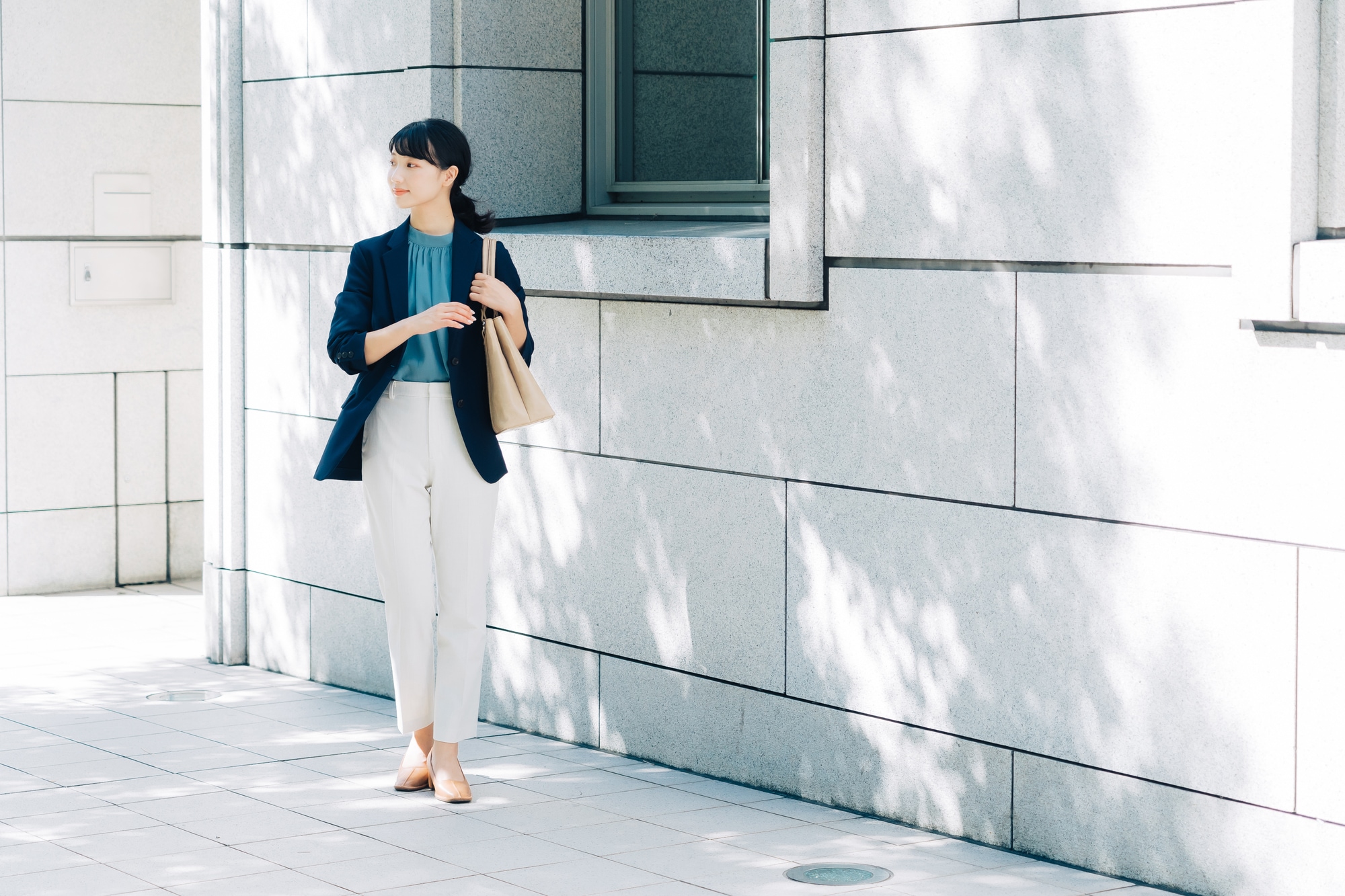 【レディース（女性）】スーツに合わせるカバンの色は？選び方とコーデのポイント