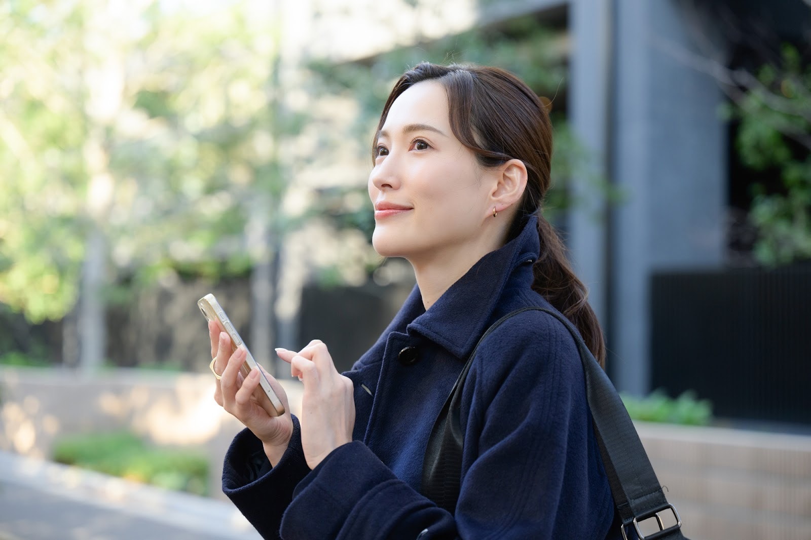 レディース（女性）｜スーツの上に着るコートは何を選ぶべき？シーン別の選び方