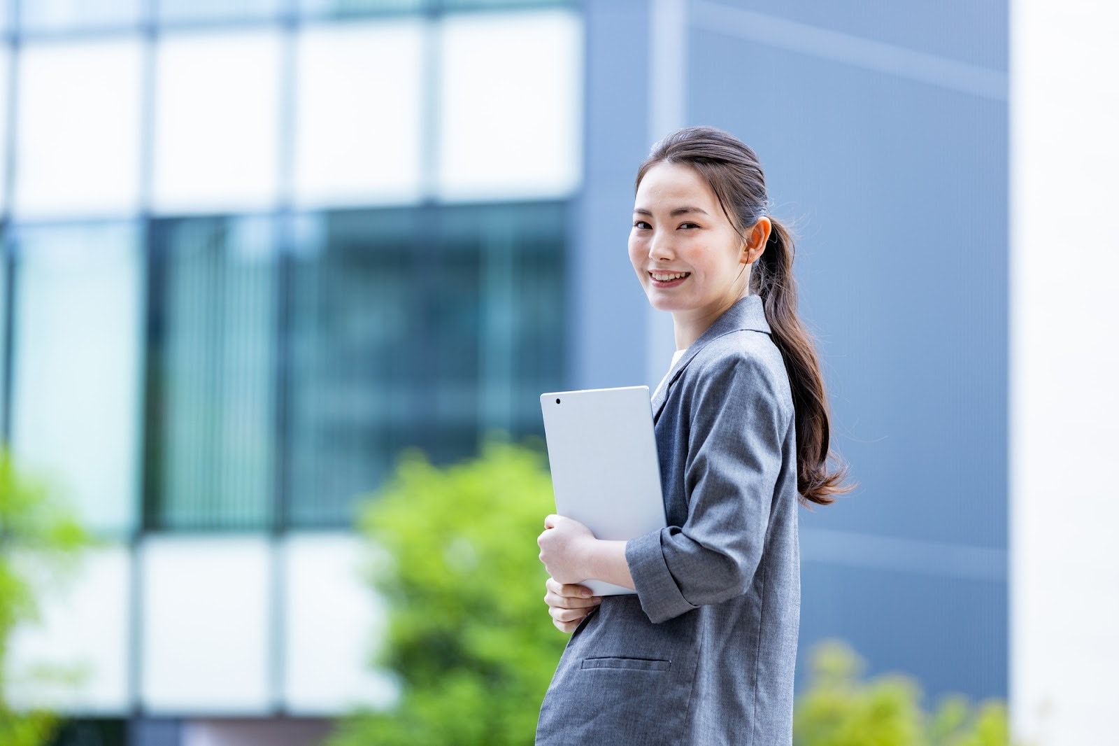 【レディース】グレースーツの魅力とは？選び方とお手本コーデ5選