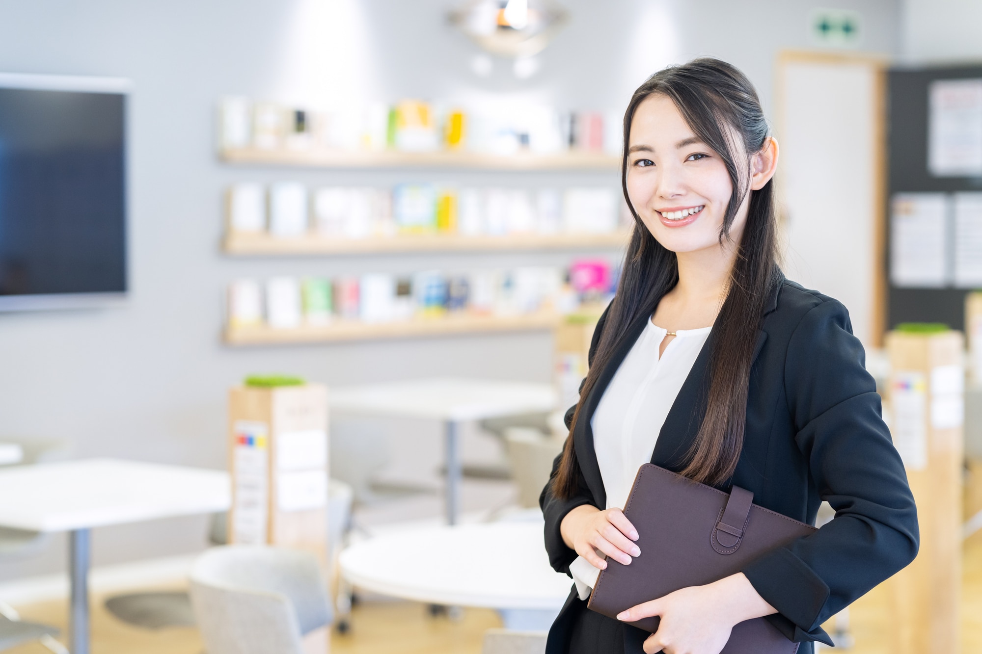 【レディース】黒スーツの魅力とは？お手本コーデ5選と選び方のコツ