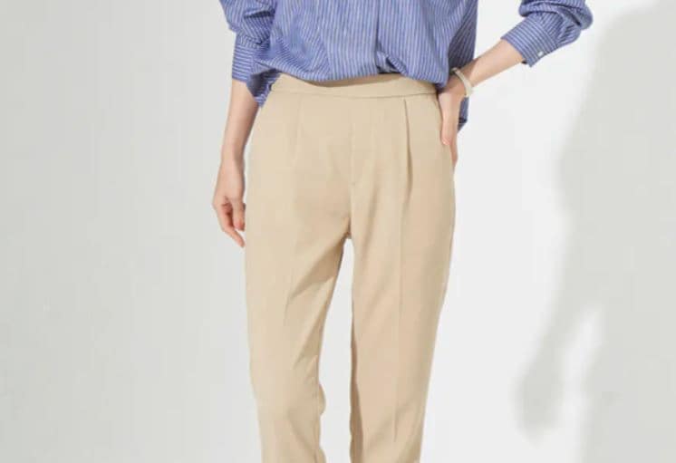 50代女性に似合うベージュパンツコーデ！体型カバーと上品さを叶えよう