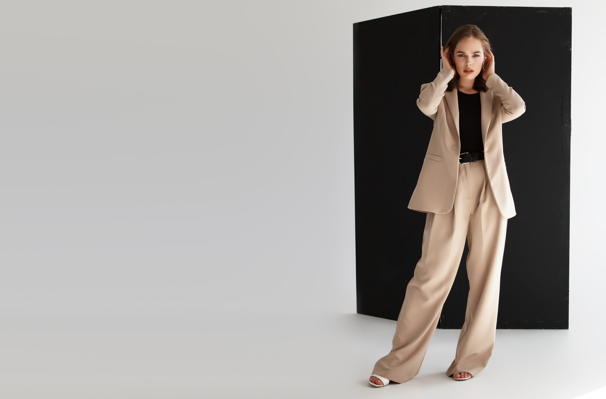 【2025年最新】ベージュワイドパンツコーデを紹介！着こなしのポイントも解説