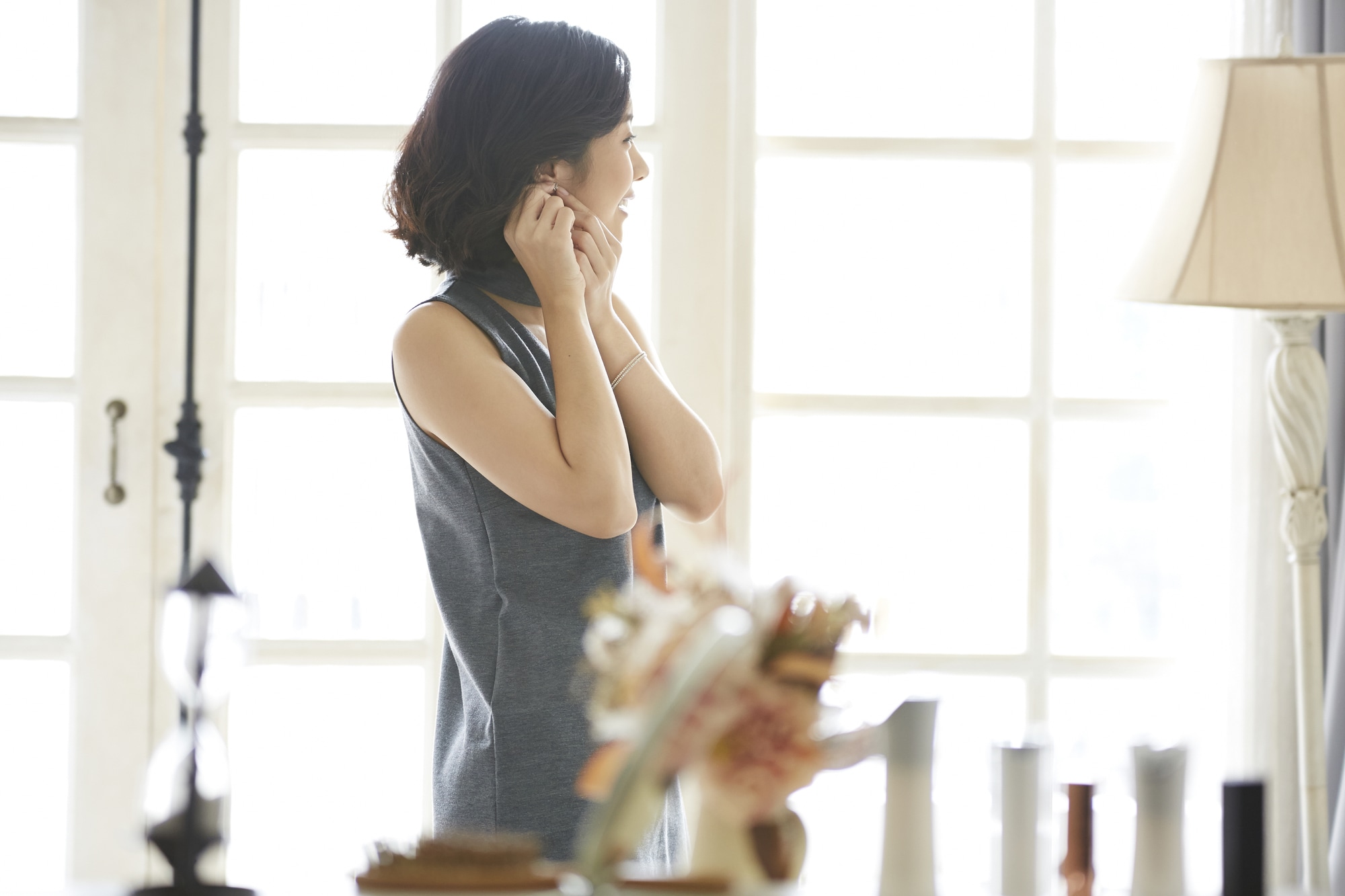 【40代】結婚式の服装にパンツスタイルはあり？体型カバーも叶う着こなし術