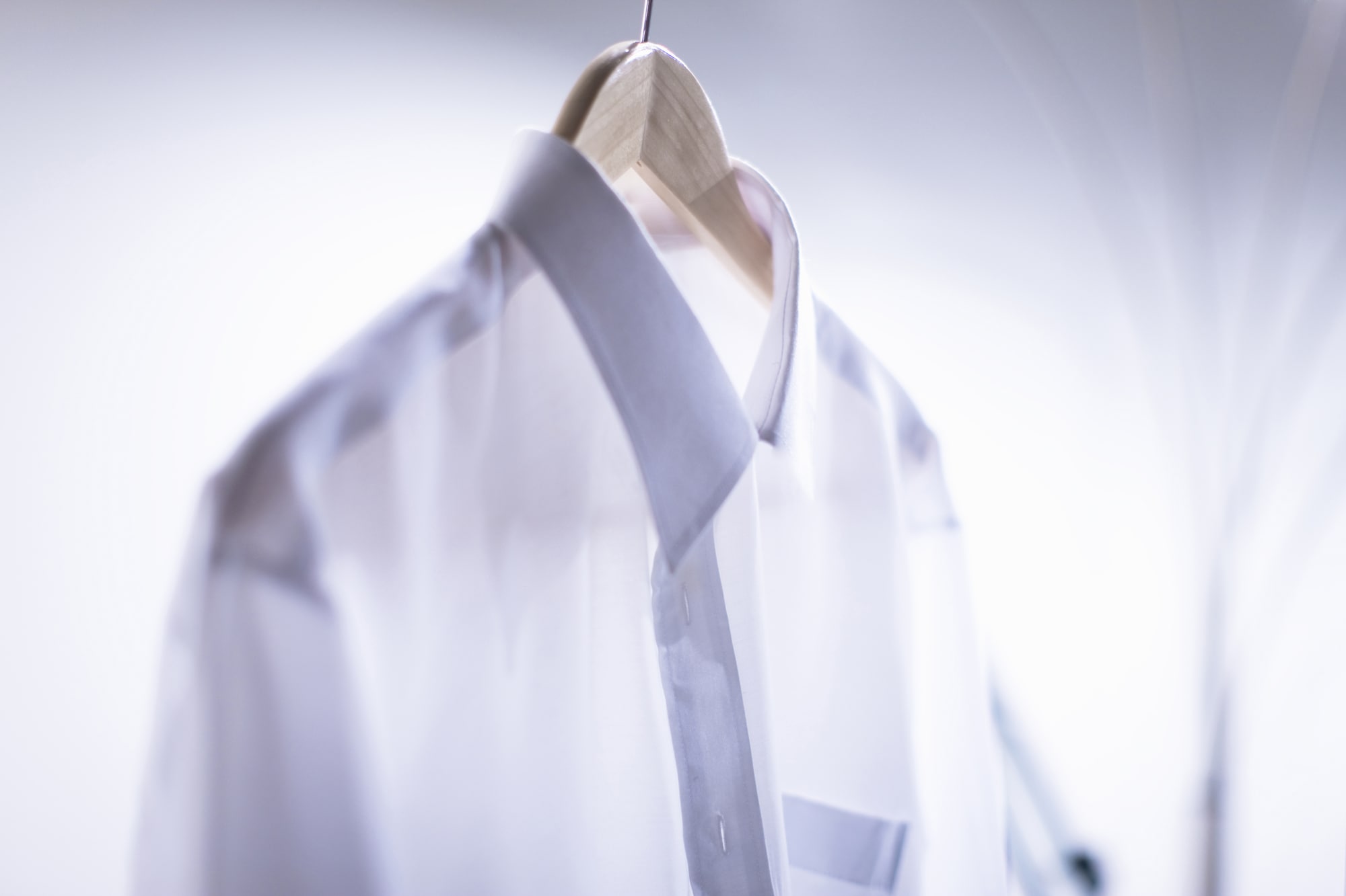 メンズ・ワイシャツコーデのおすすめは？選び方や着こなし術も解説