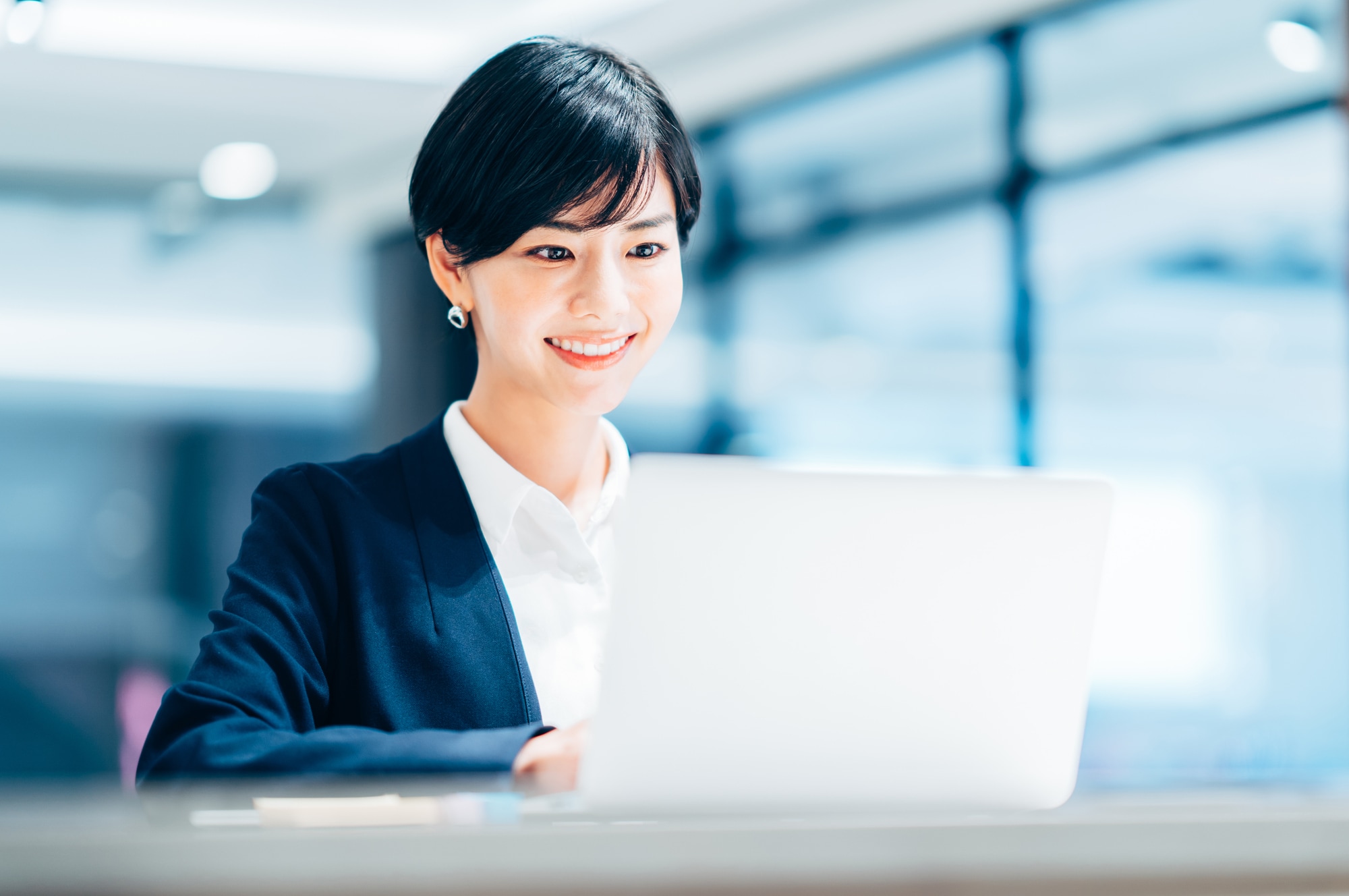 レディーススーツに合うワイシャツとは？選び方やコーデのポイントを紹介