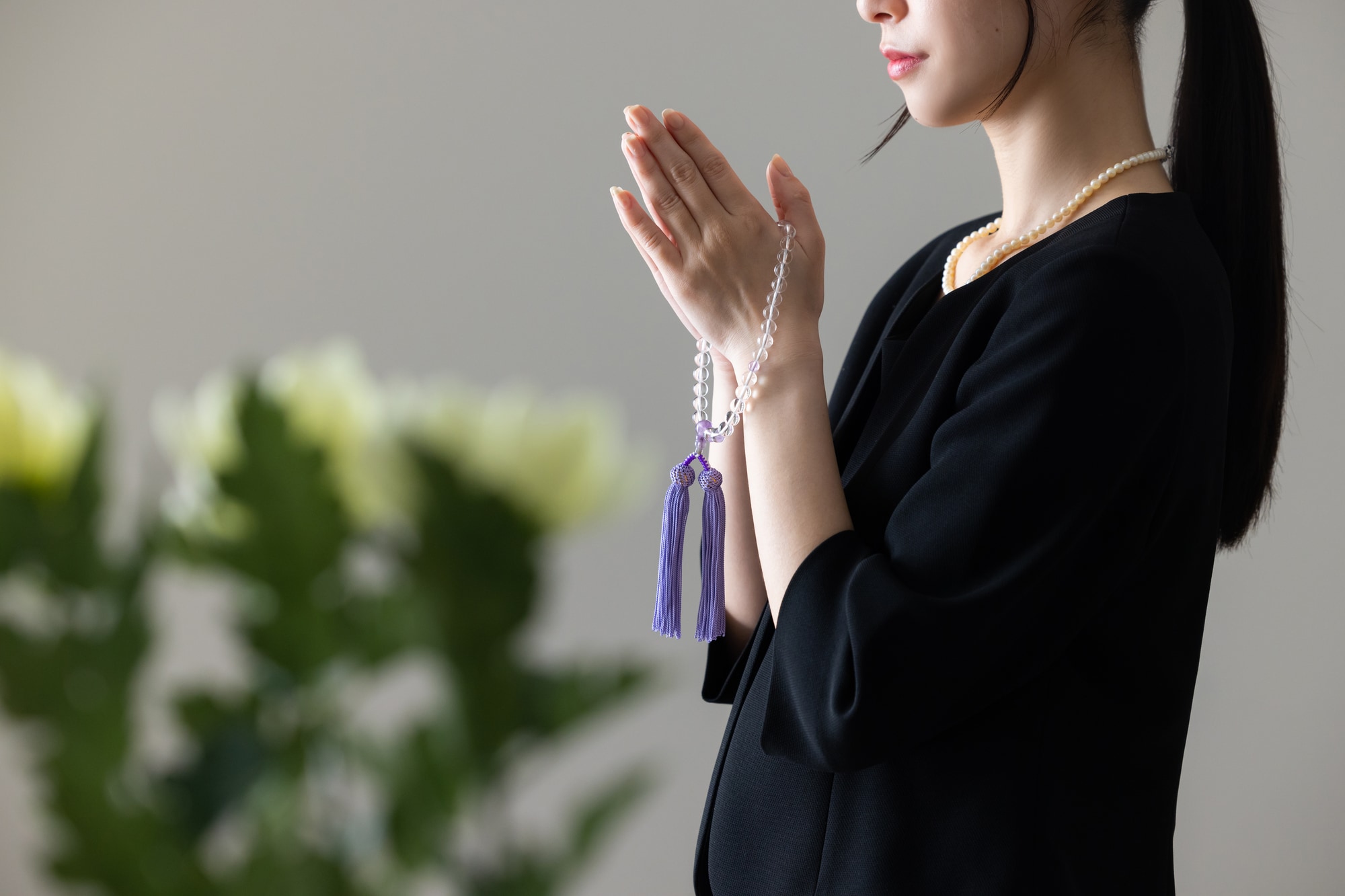 【女性】法事の服装マナー！法事の種類や具体的なコーデも解説