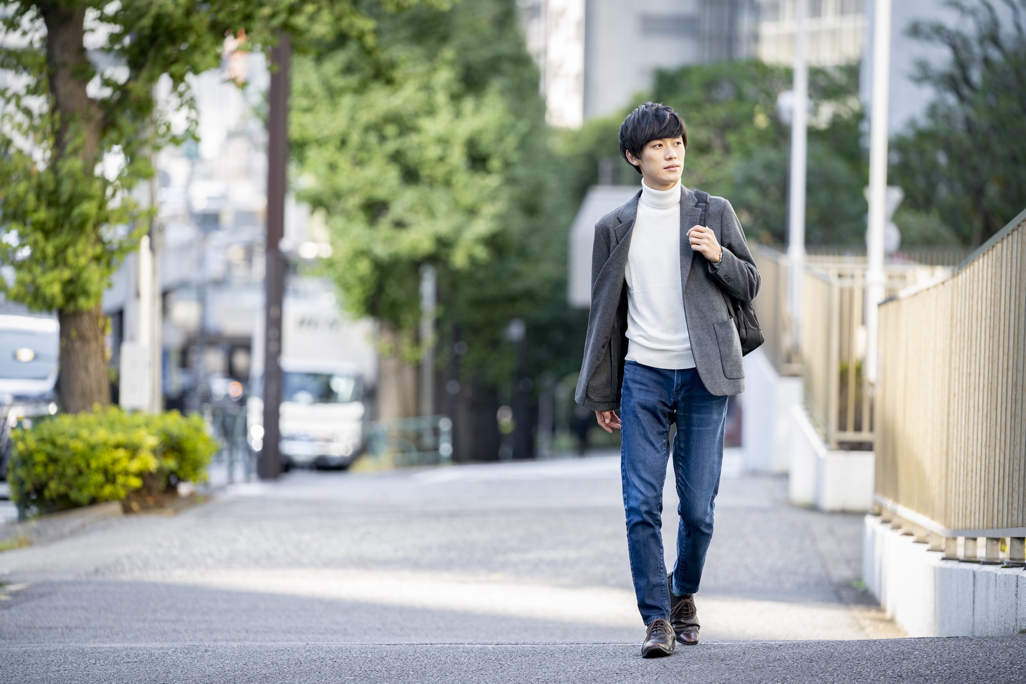 メンズニットジャケットの上品コーデ！40代50代向けの着こなし術も紹介