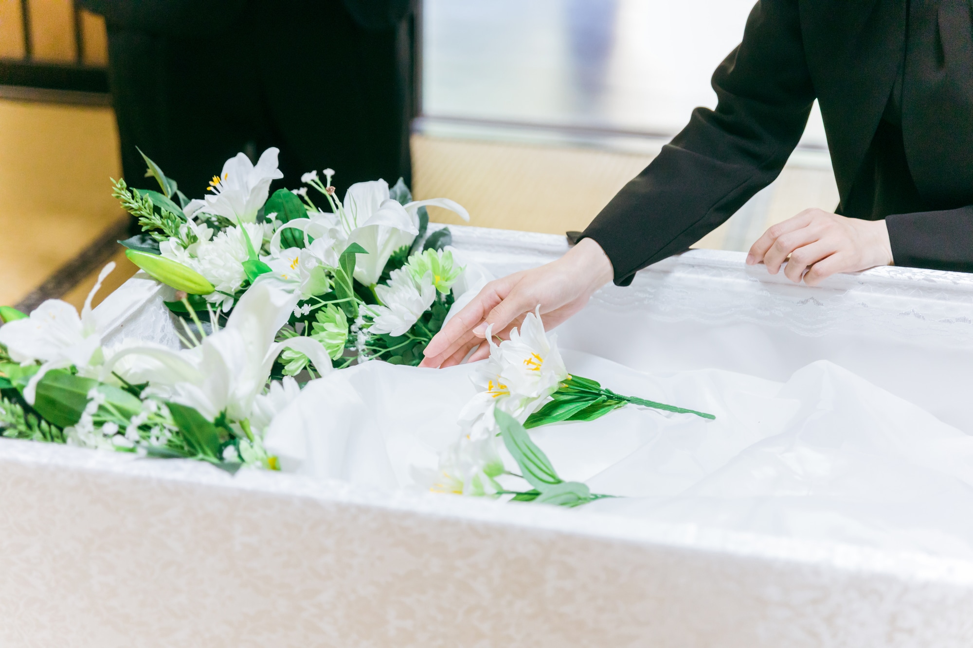 【女性向け】お通夜の服装マナーは？急な参列でも失礼にならない着こなしを解説