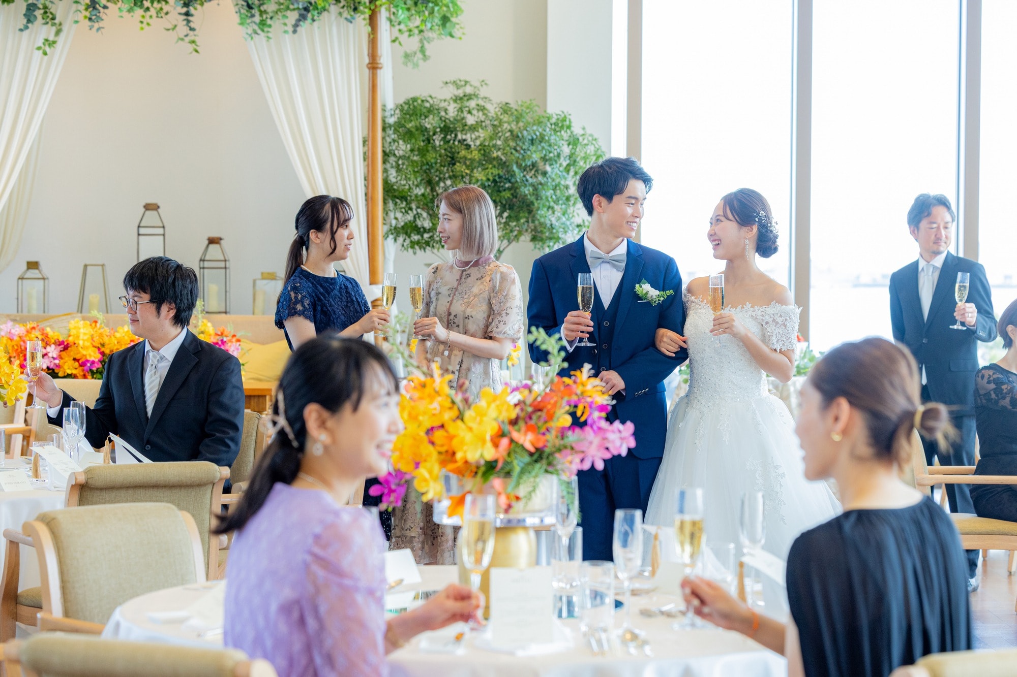 夏の結婚式に着ていく服装は？メンズとレディースの観点からそれぞれ解説！