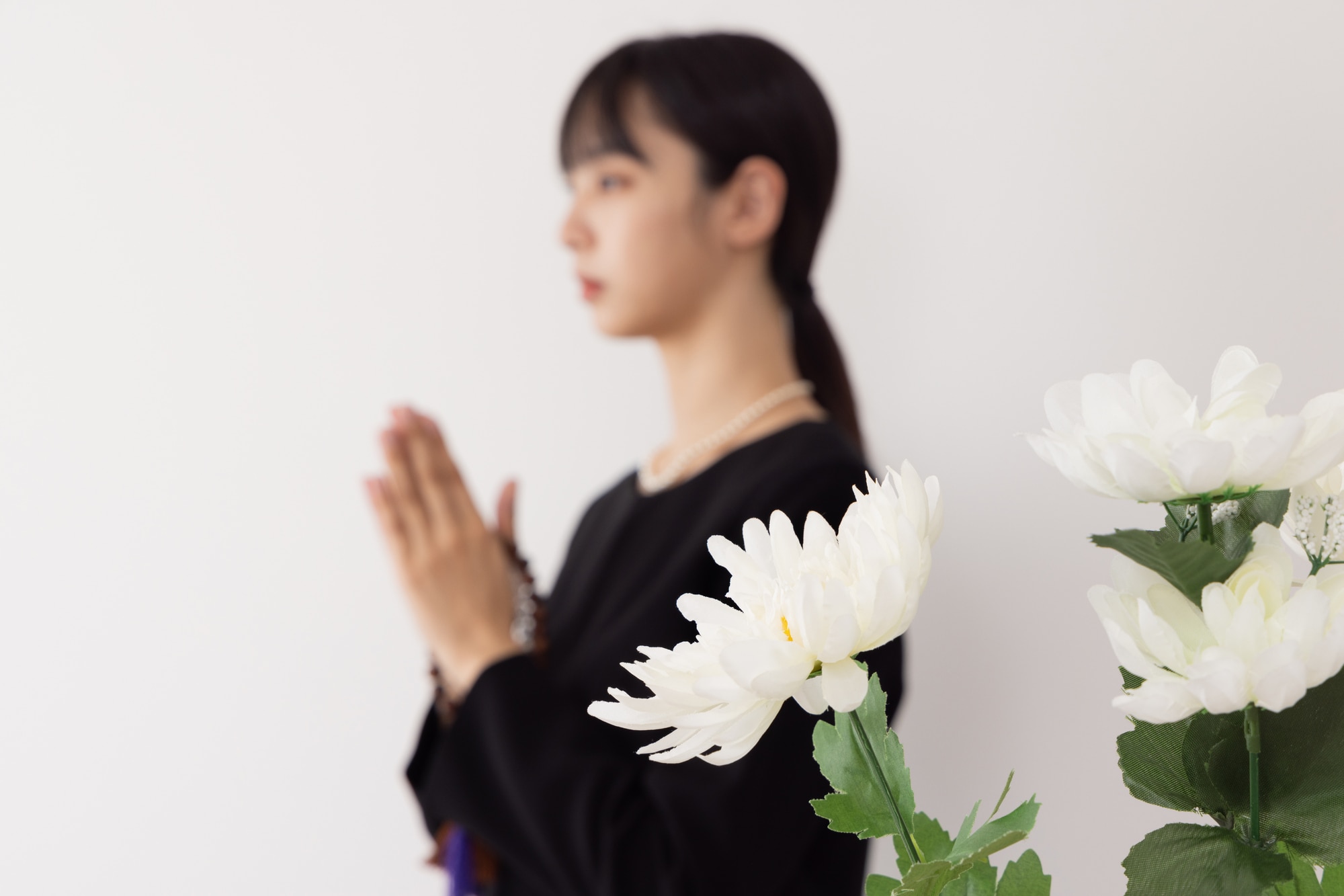 三回忌の服装はどうする？季節別のマナーや家族のみで行うケースも紹介