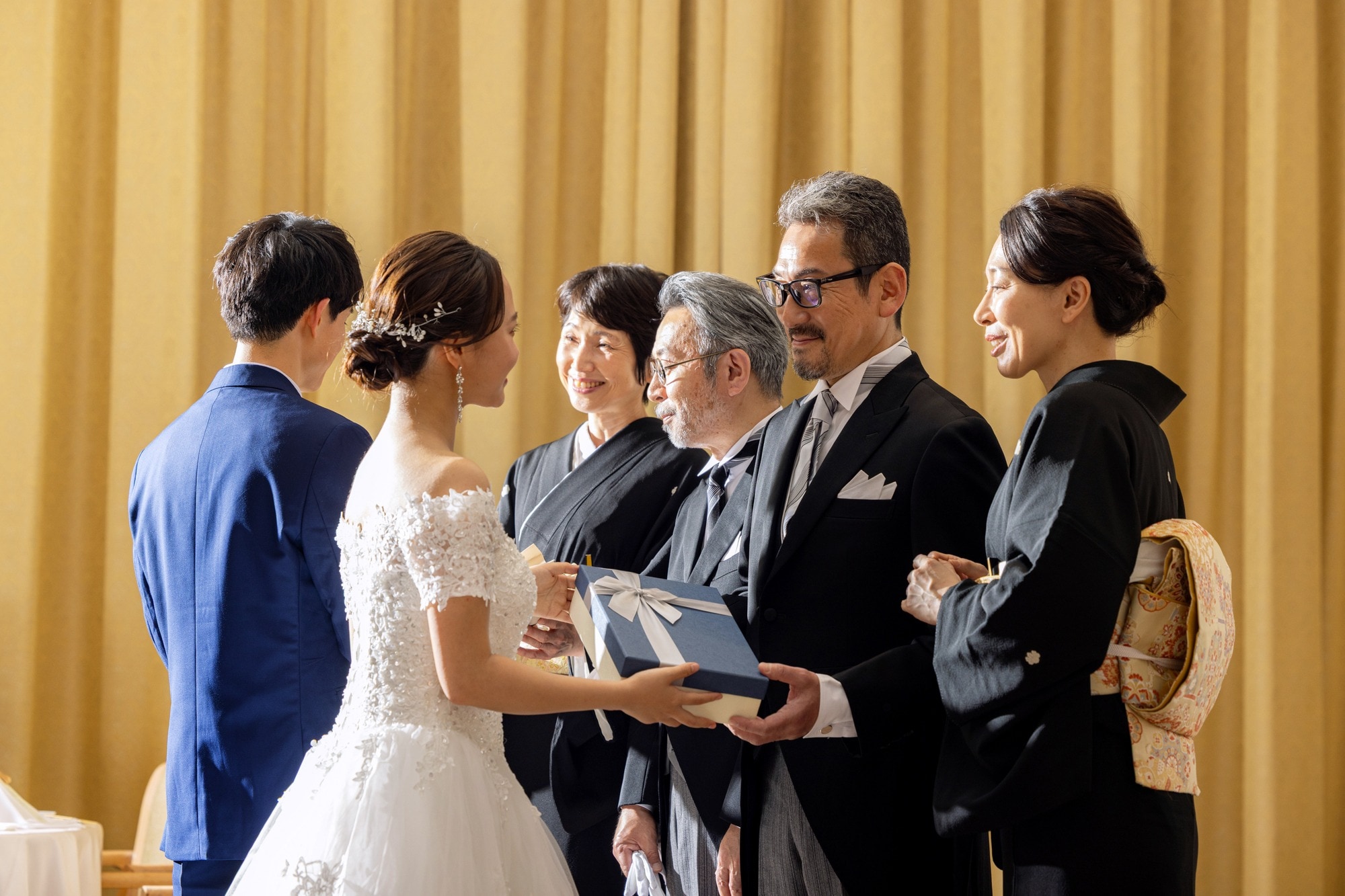 結婚式の親族の服装マナーとは？立場別の装いを解説！