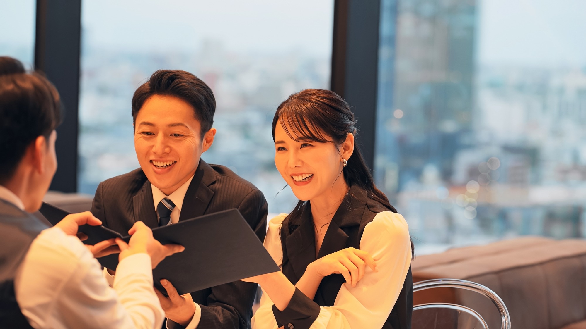 顔合わせの服装は何を着る？本人・ご両親の服装マナーやおすすめコーデを解説