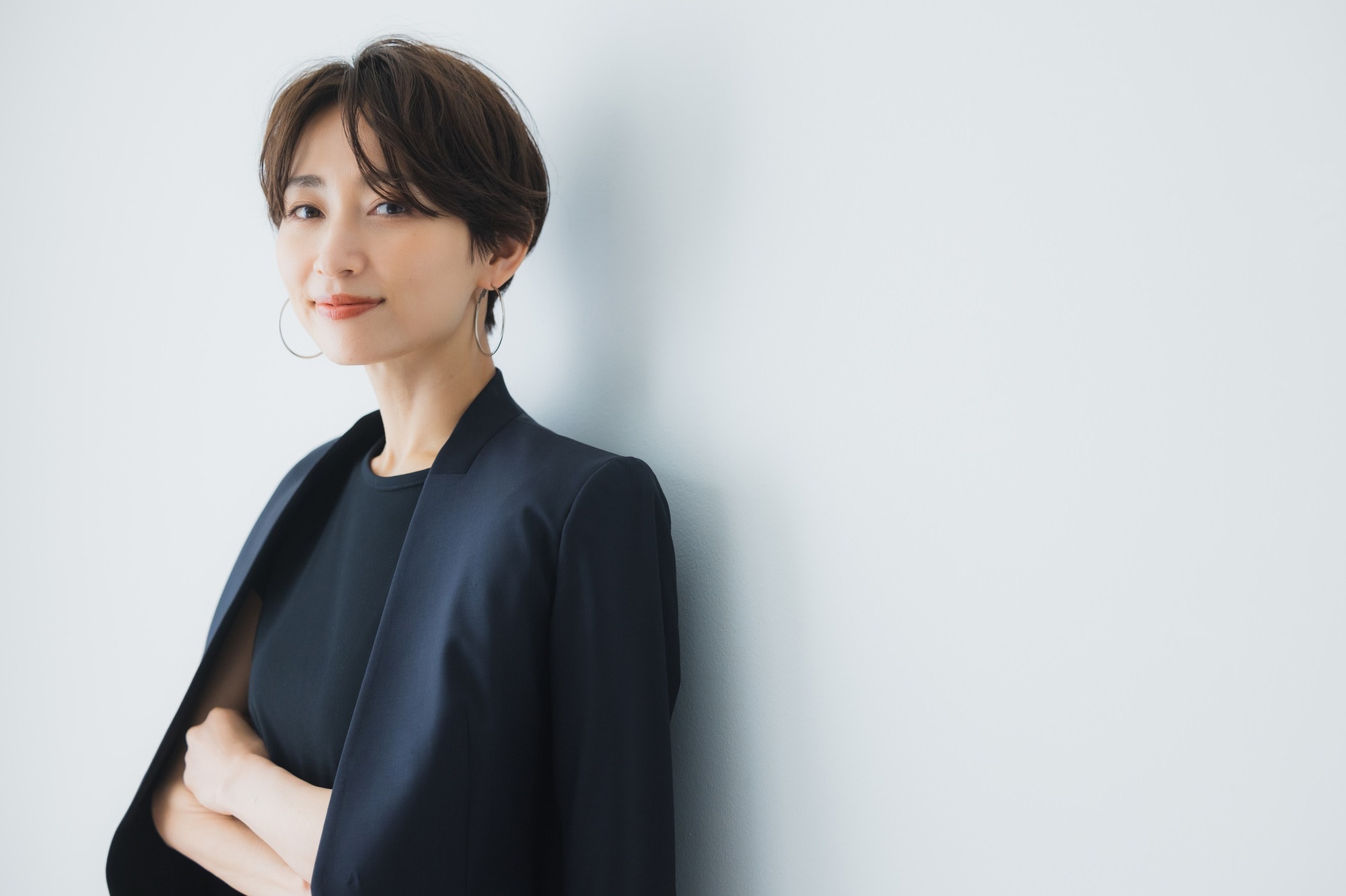 平服とは？女性が着るべき服装をシーン別に解説｜結婚式・法事・会社行事でのマナーも紹介