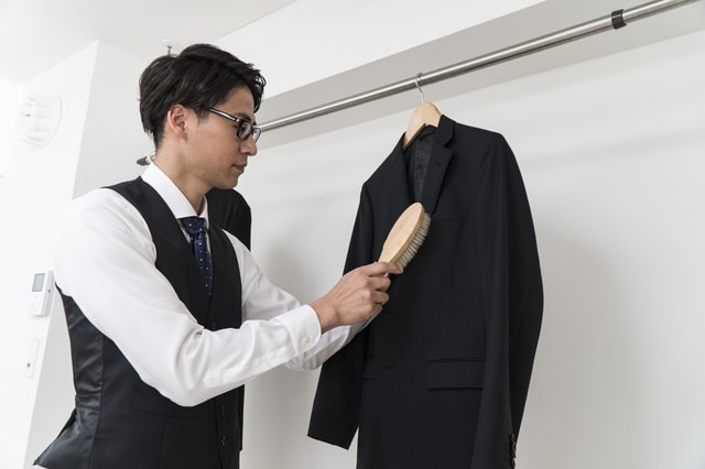 スーツを長持ちさせるお手入れ方法解説記事サムネイル