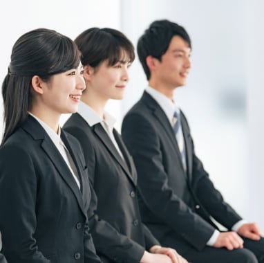 入社式で挨拶をするスーツ姿の新入社員
