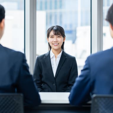 書類を持ちながら微笑む就活中の男女