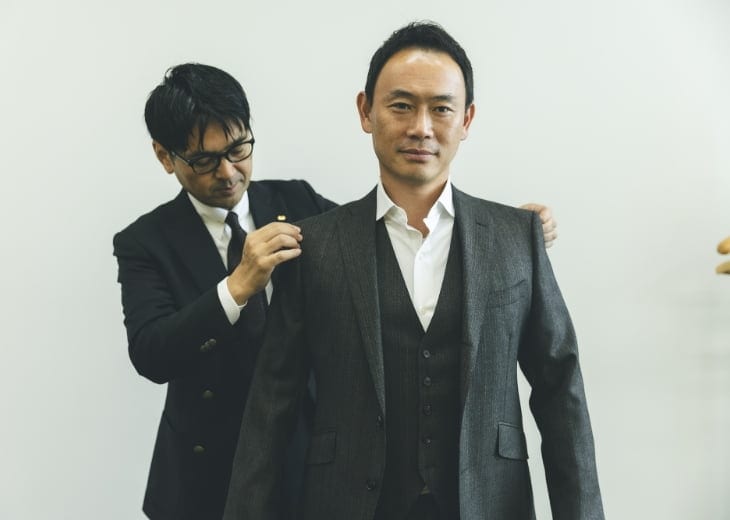 鈴村 賢治 オーダースーツ試着01