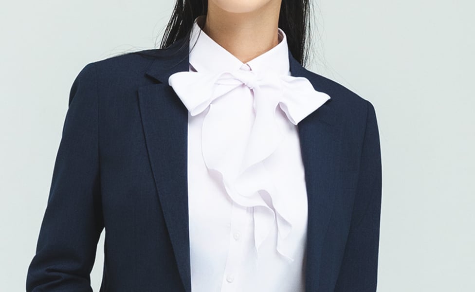 胸元を華やかに彩る イメージ